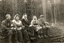 Zimní práce - těžba dřeva/ Akce v oboře rok 1961/ E.J., S.M., A.J. a manželé Z.