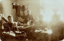 Práce v krejčovské dílně kolem roku 1910 v č.p. 25