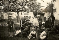 Děti před školou kolem roku 1930