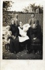 Rok 1933, miminko K. Škraňka a rodiči, dědečkem a babičkou Šípkovými a prababičkou.